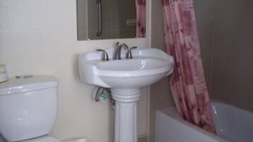 Bañera con ducha, artículos de tocador gratuitos, secador de pelo