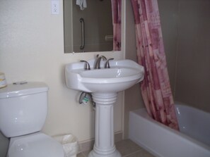 淋浴/盆浴组合、免费洗浴用品、吹风机、毛巾