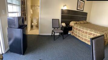 Queen Room | Desk, free WiFi