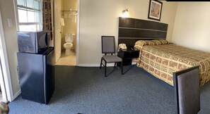 Queen Room | Desk, free WiFi