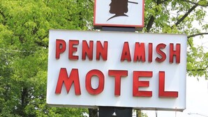 Letrero del Motel Amish Penn con la silueta de un hombre usando sombrero.