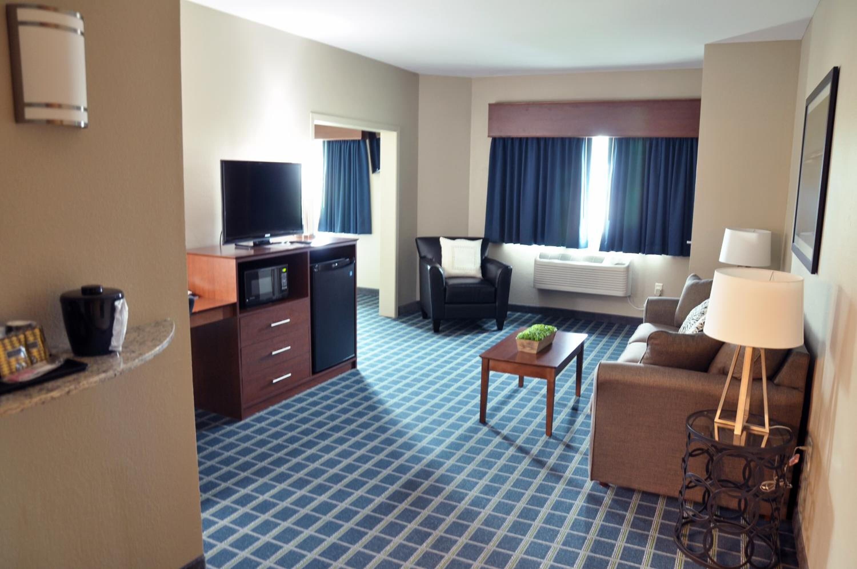 desk, blackout curtains, cots/infant beds, rollaway beds