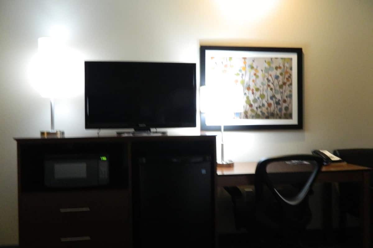 desk, blackout curtains, cots/infant beds, rollaway beds