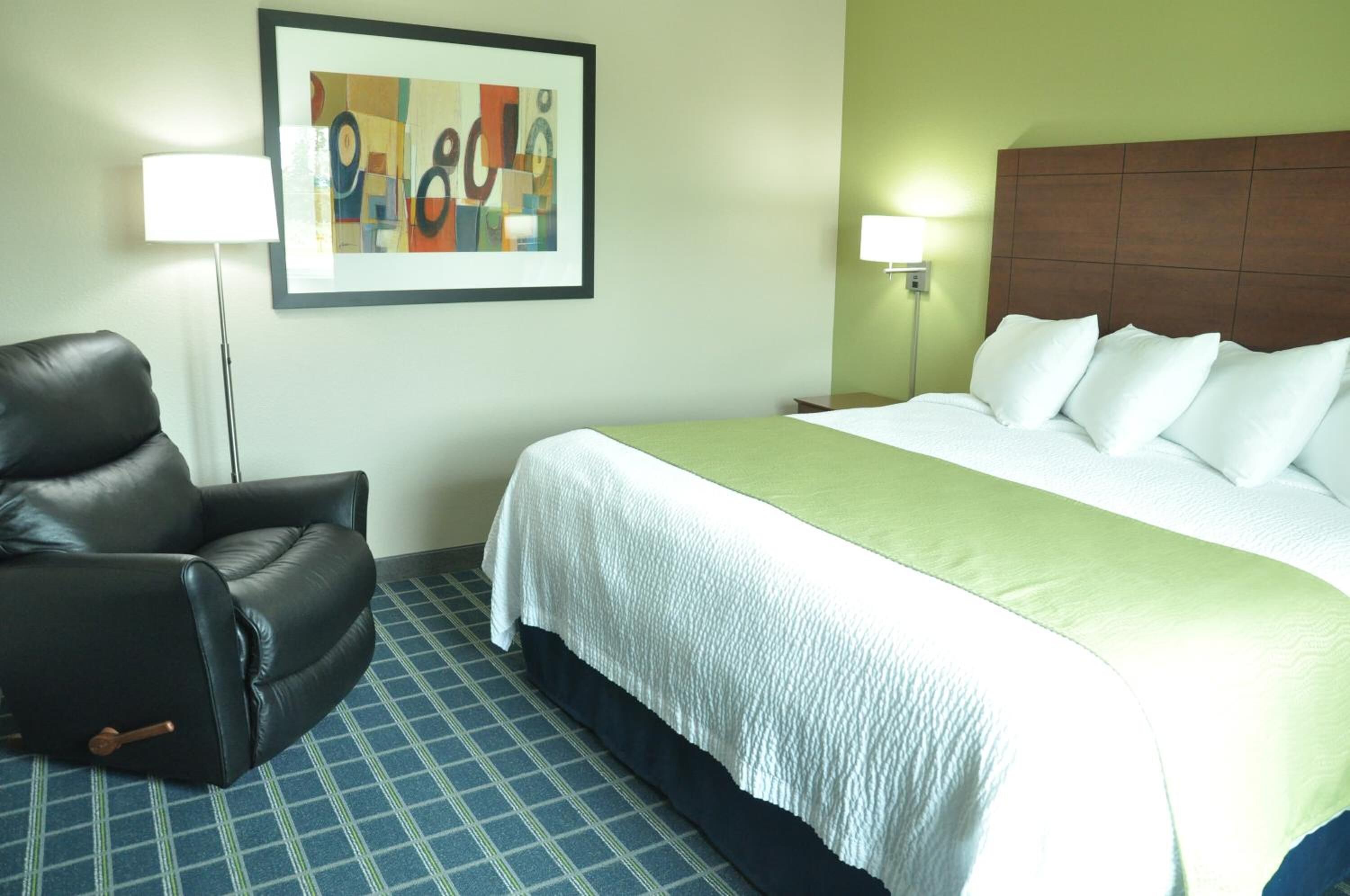 desk, blackout curtains, cots/infant beds, rollaway beds