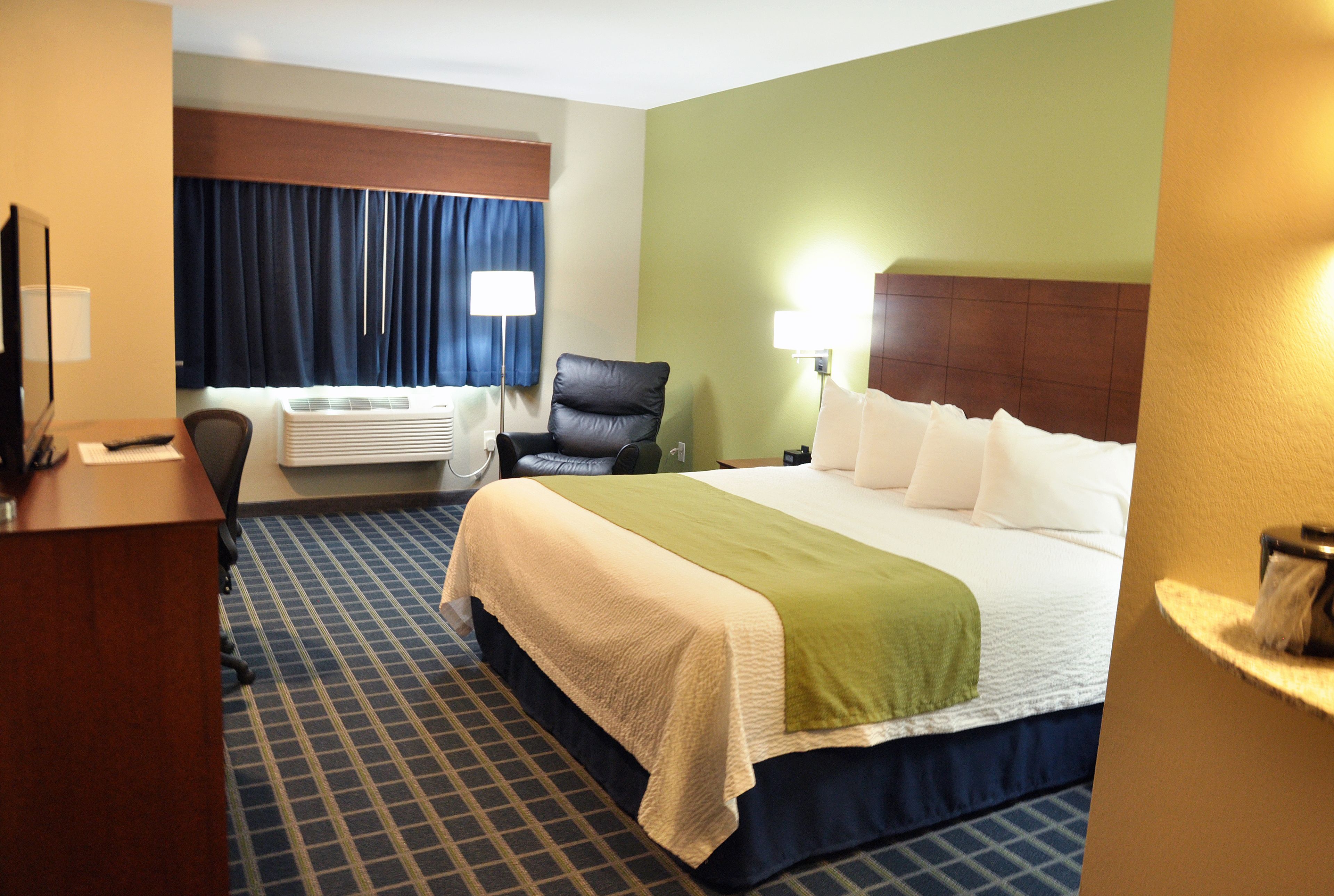 executive room, 1 king bed | desk, blackout curtains, cots/infant beds, rollaway beds