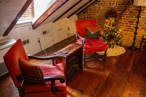 Annie Danner Suite | Living area - Inn at Lincoln Square (Gettysburg)