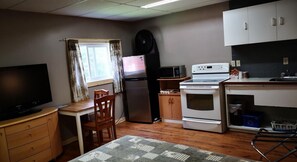 ثلاجة، موقد طهي مسطح، ماكينة لصنع القهوة/الشاي، محمصة خبز