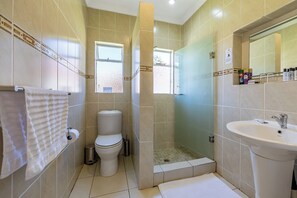 Hair dryer, towels, soap, shampoo - Botleng Guest House (Maseru)