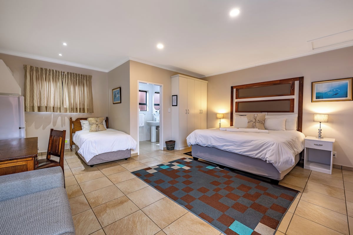 Premium bedding, in-room safe, laptop workspace, WiFi (free)