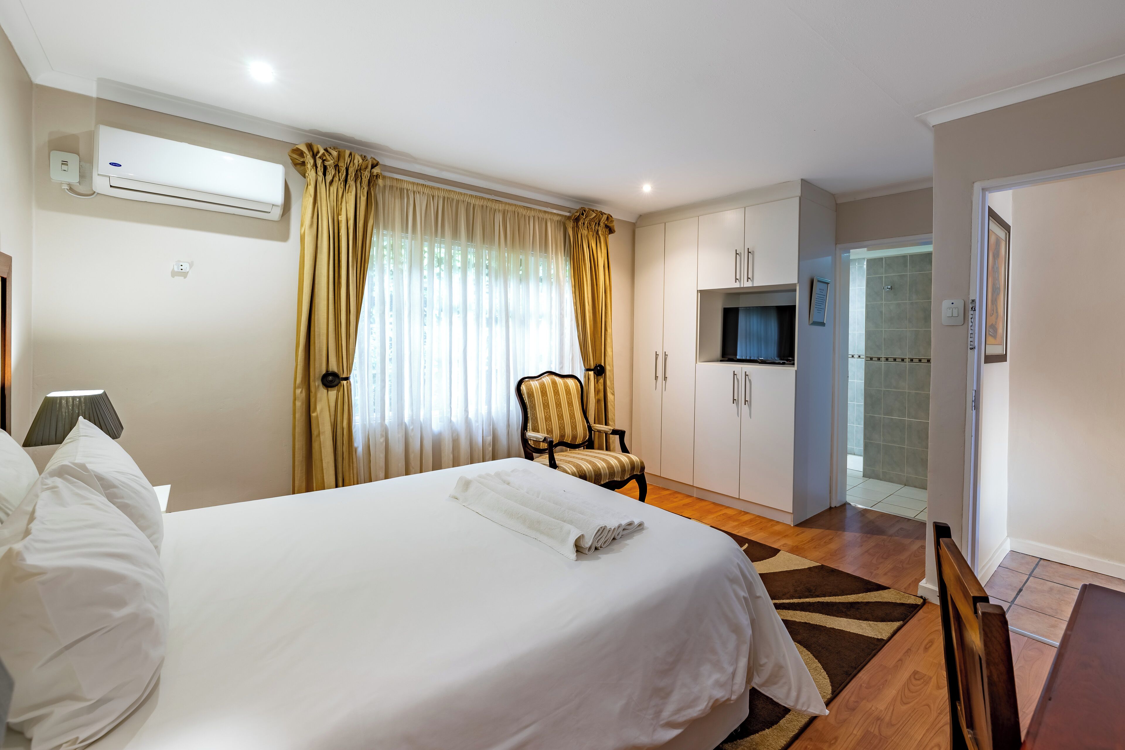 أغطية فراش متميزة وخزنة داخل الغرفة وبديكورات فريدة لكل غرفة