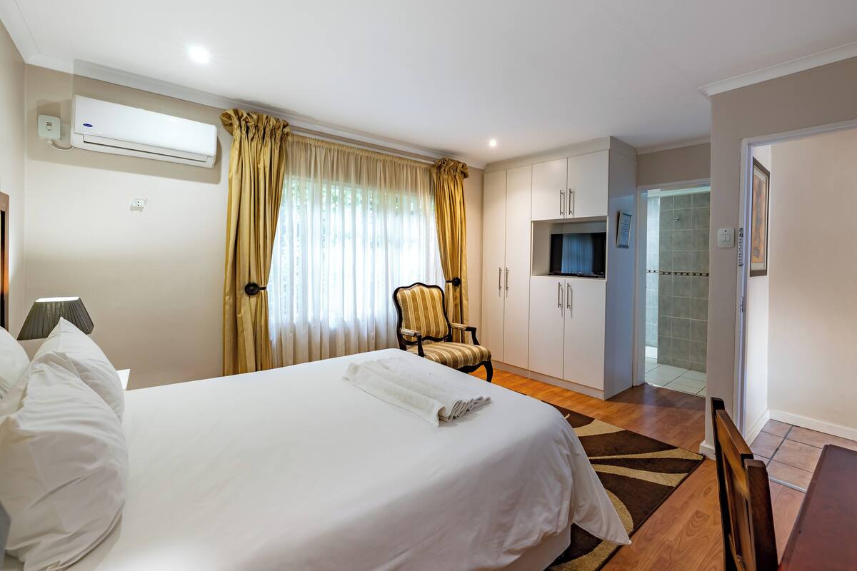 Premium bedding, in-room safe, individually decorated, laptop workspace