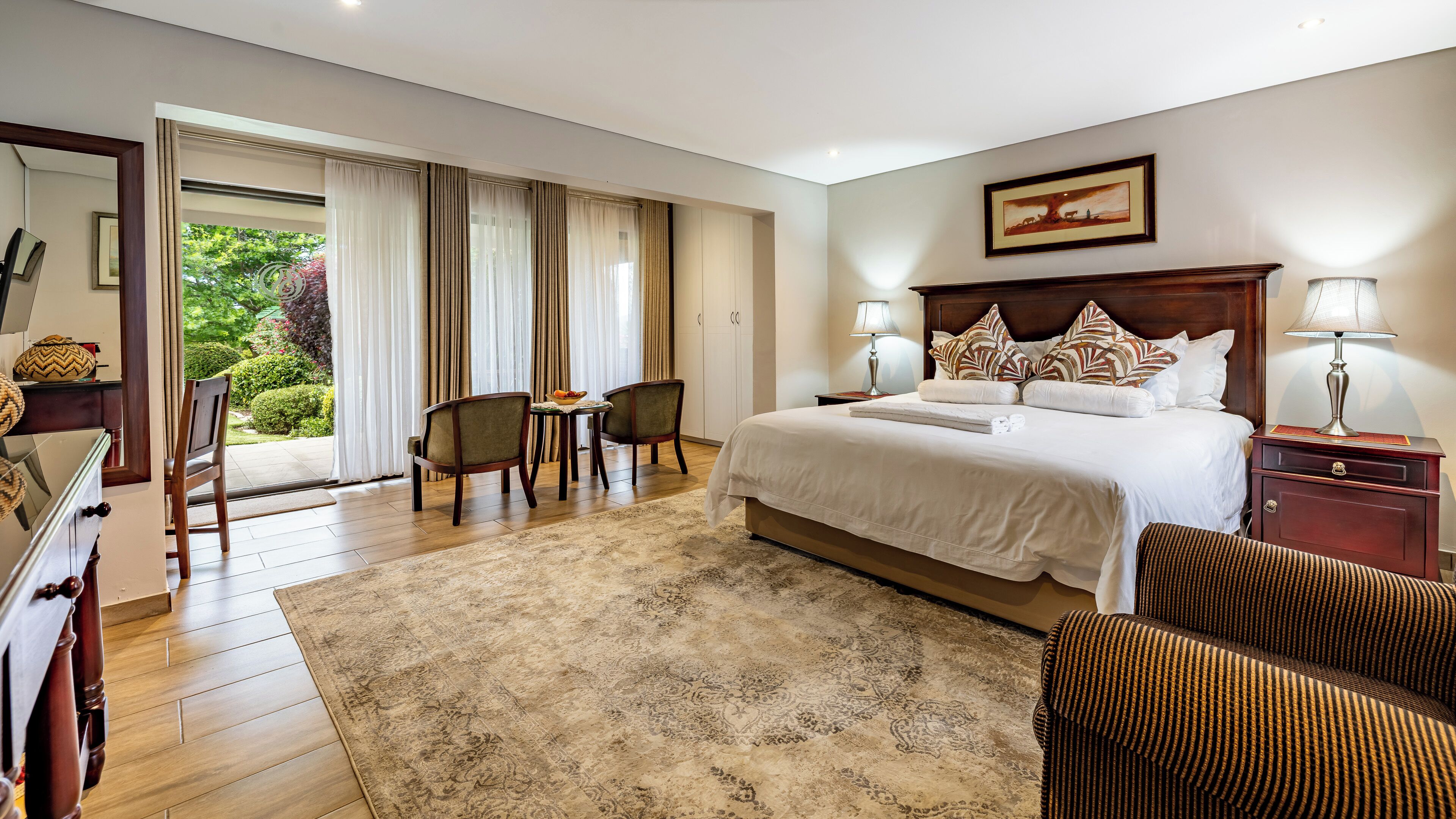 أغطية فراش متميزة وخزنة داخل الغرفة وبديكورات فريدة لكل غرفة