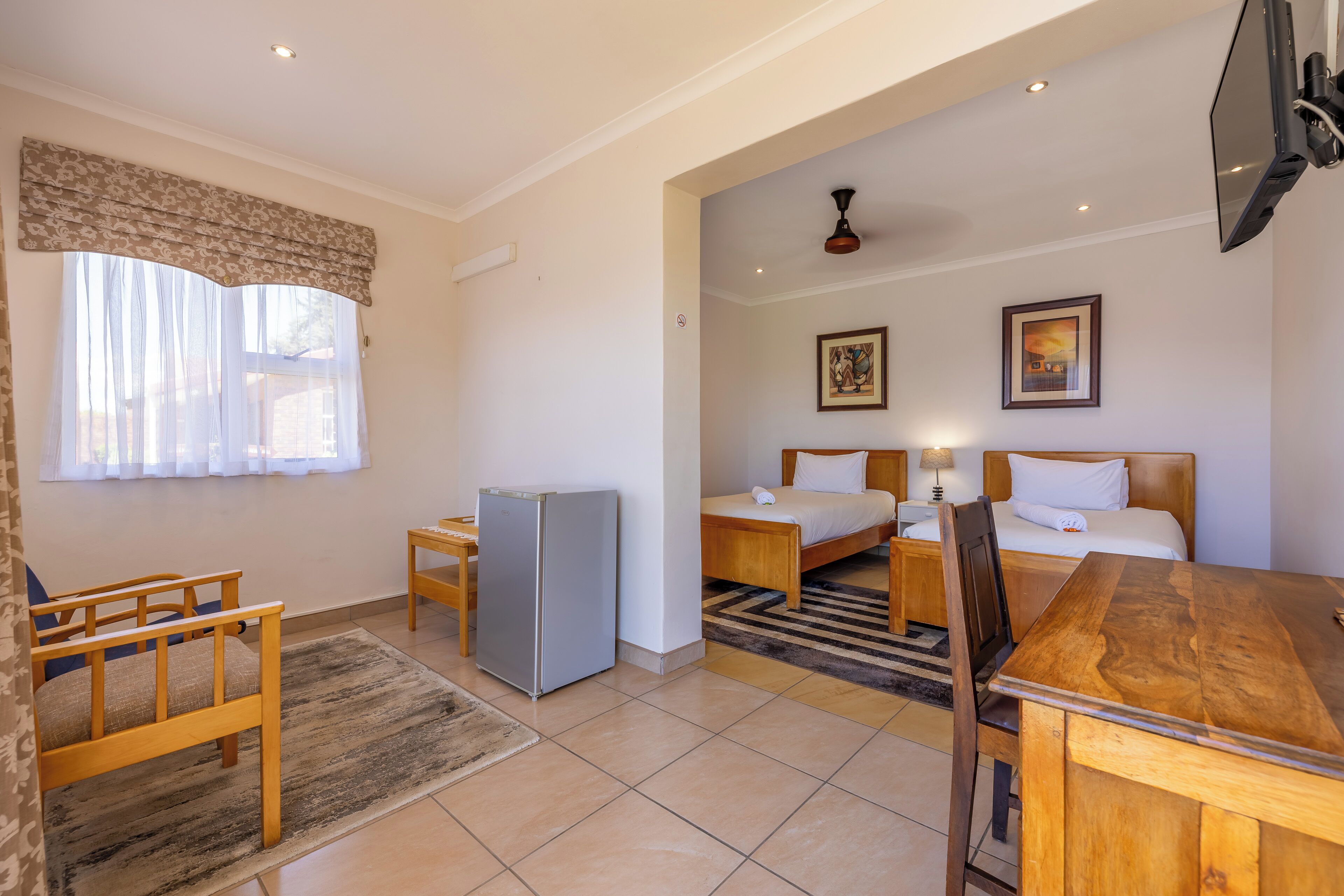 The Mountains | Ylelliset vuodevaatteet, tallelokero huoneessa