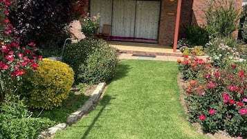 Garden Suite | Ropa de cama de alta calidad, caja fuerte, decoración individual