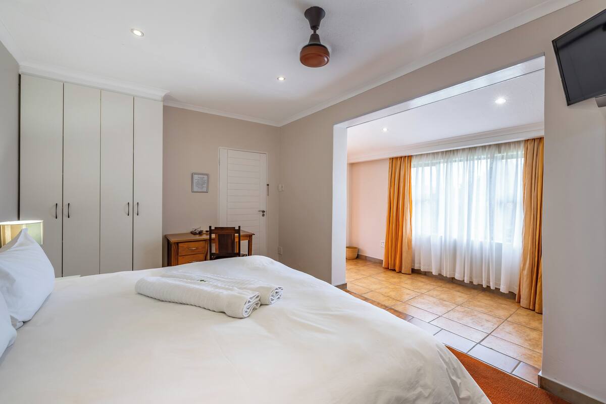Premium bedding, in-room safe, laptop workspace, WiFi (free)