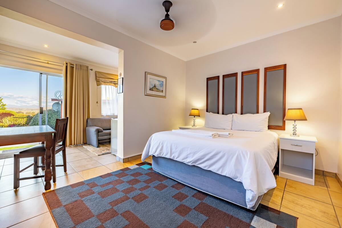 The Mountains | Premium bedding, in-room safe, laptop workspace, WiFi (free)