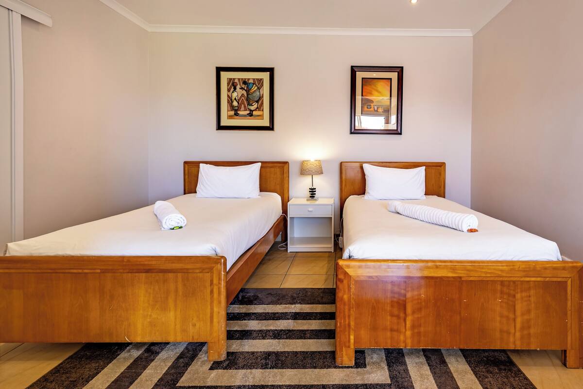 Literie de qualité, coffre-fort, décor unique