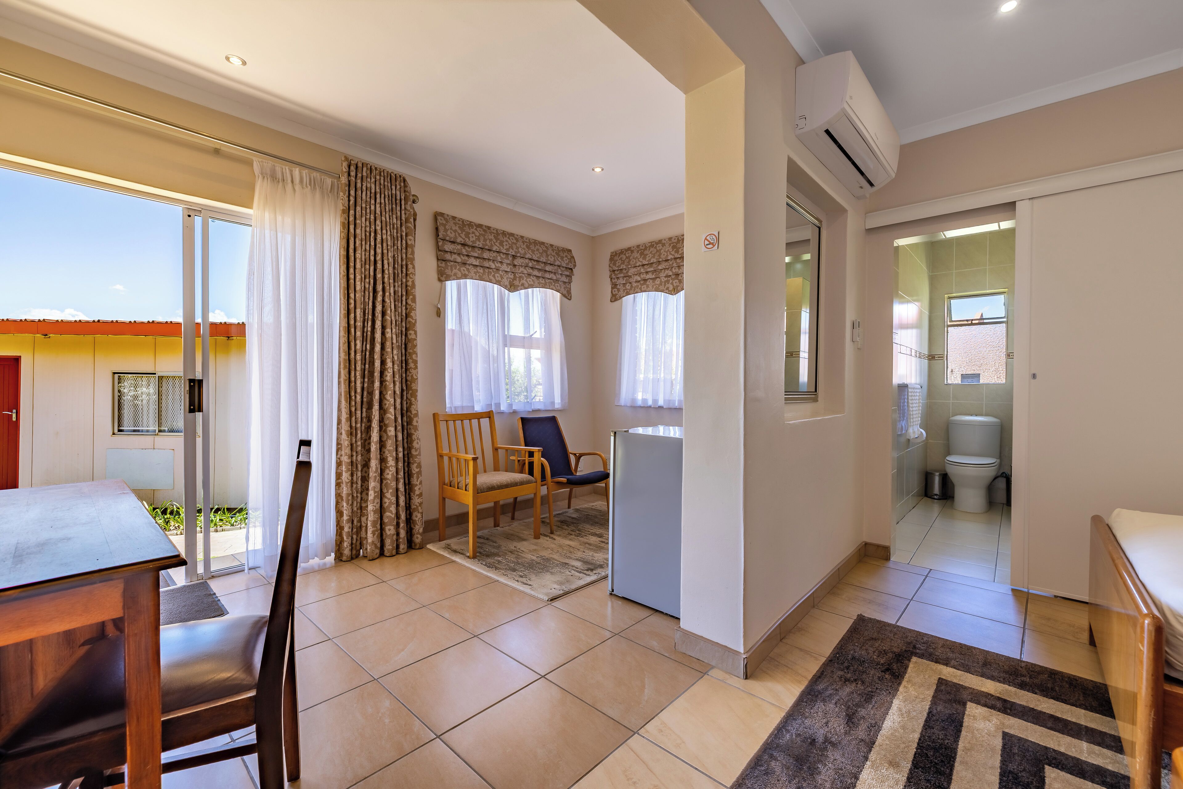 Literie de qualité, coffre-fort, décor unique