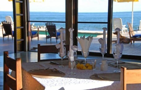 2 restaurantes; se sirven desayunos, almuerzos y cocina portuguesa . Castelo do Mar