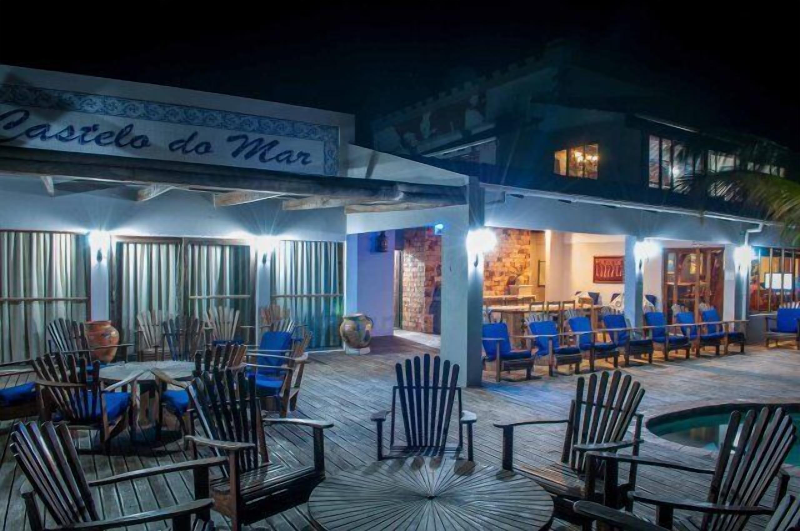 2 restaurants; breakfast, lunch, and dinner served
