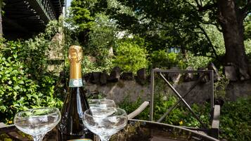 Una botella de Prosecco Levitron sobre una bandeja con tres copas.