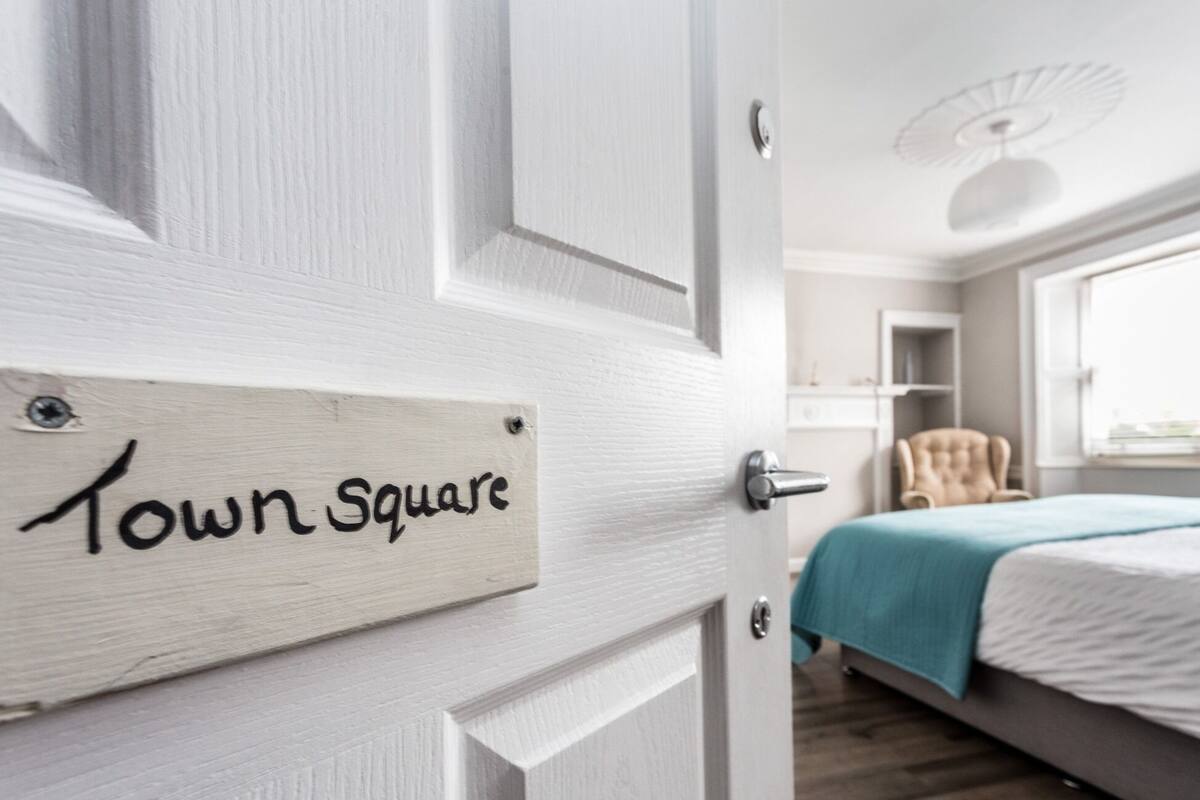 Superior Double Room, Ensuite (Town Square)