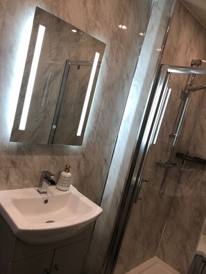Premier Double Room, Ensuite, Garden View | Bathroom
