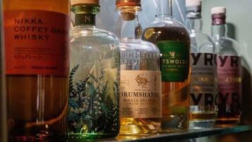 Une sélection de bouteilles de whisky présentées sur une étagère.