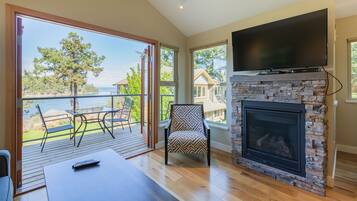 Deluxe villa, 2 slaapkamers, keuken, uitzicht op zee | Uitzicht vanuit de kamer