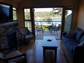 Villa Deluxe, 2 habitaciones, cocina, vistas al mar | Zona de estar | Una televisión de pantalla plana