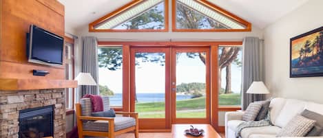 Superior Cottage, 1 King Bed with Sofa bed, Ocean View | Living room