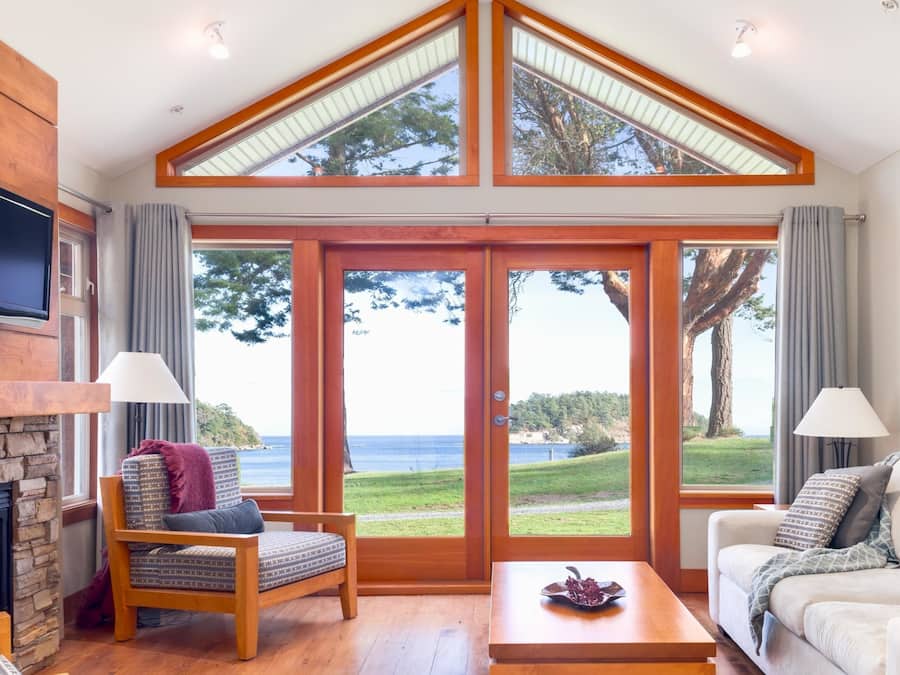 Chaumière supérieure, 1 très grand lit et 1 canapé-lit, vue sur l’océan | Salle de séjour | Téléviseur à écran plat