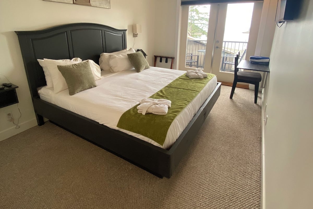 Room, 1 King Bed, Ocean View | 2 bedrooms, premium bedding, soundproofing, iron/ironing board