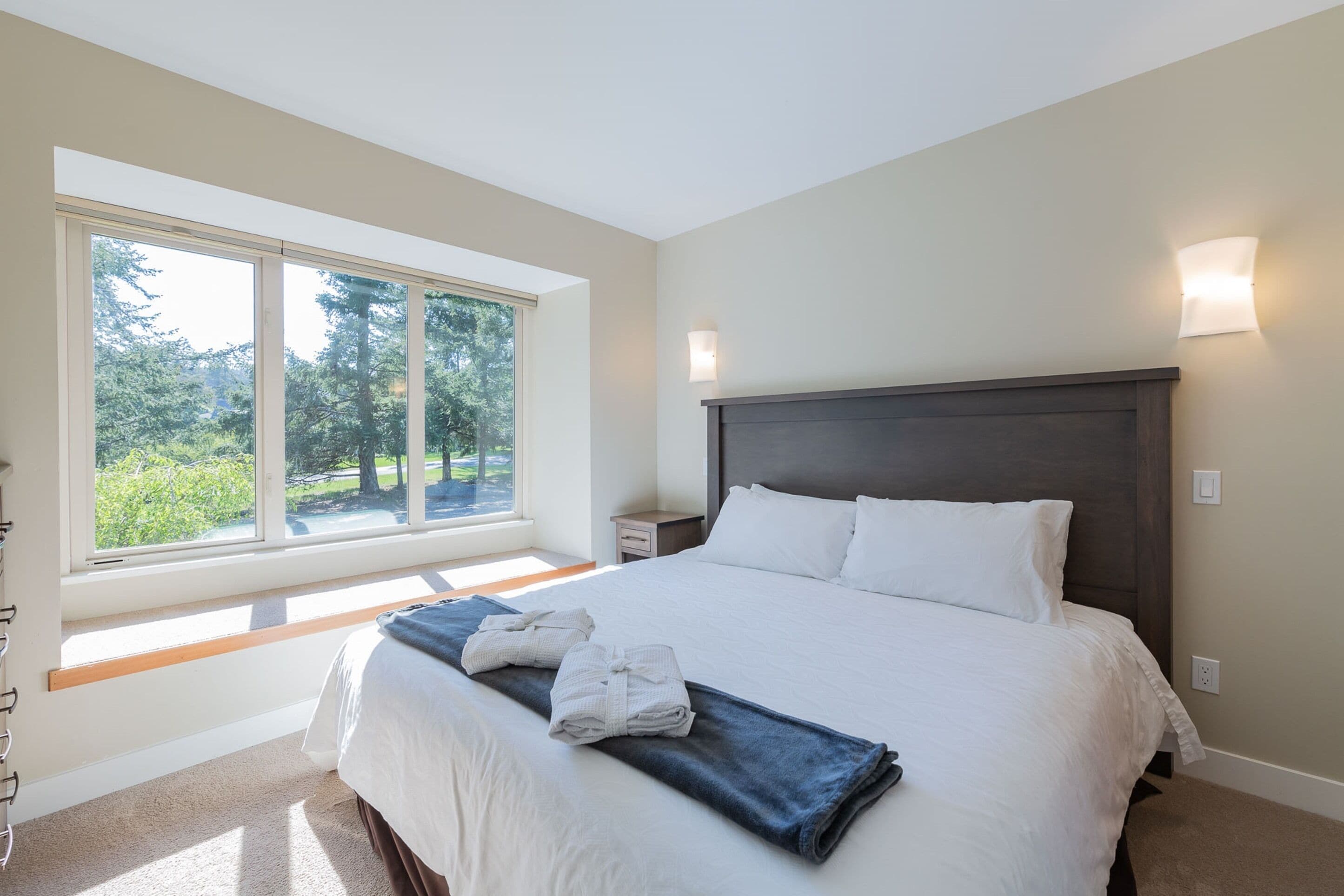 deluxe villa, 2 bedrooms, kitchen, ocean view | 2 bedrooms, premium bedding, soundproofing, iron/ironing board