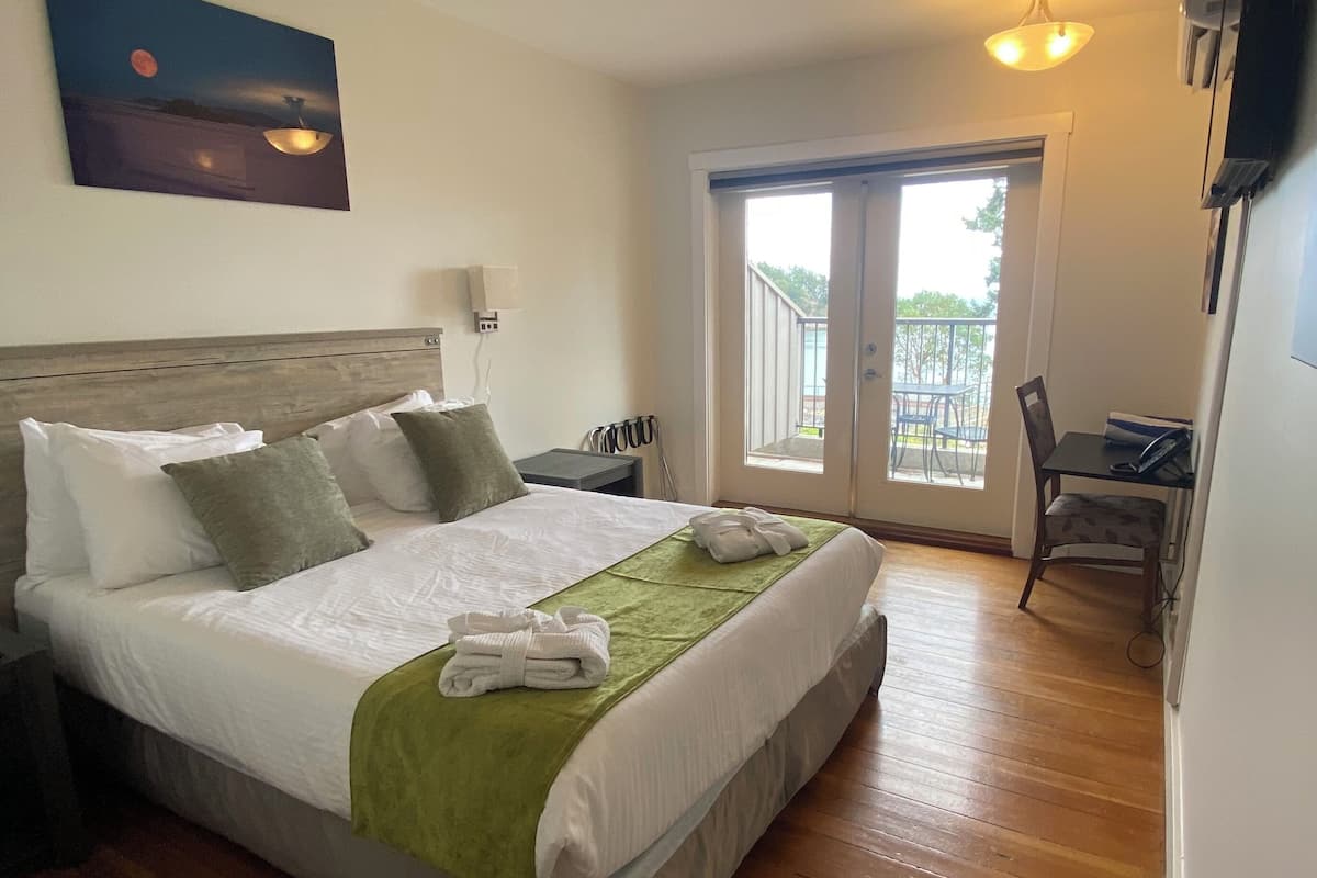 Room, 1 Queen Bed, Ocean View | 2 bedrooms, premium bedding, soundproofing, iron/ironing board