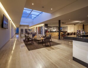 Der serveres morgenmad, frokost, aftensmad og internationale retter 