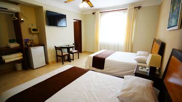 Habitació amb dos llits individuals, 2 llits dobles | Minibar, caixa forta a l'habitació, escriptori i cortines opaques