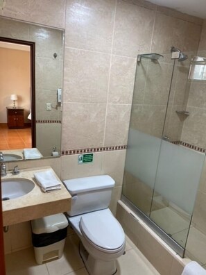 Tweepersoonskamer | Badkamer | Een douche, gratis toiletartikelen, een haardroger, handdoeken