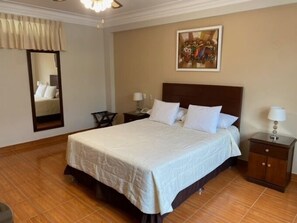 Quarto casal | Frigobar, cofres nos quartos, escrivaninha, cortinas blackout