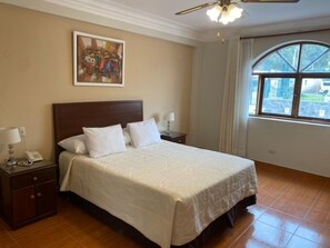 Habitación doble | Minibar, caja de seguridad en la habitación y escritorio 