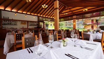 حيث تُقدم وجبات الإفطار، الغداء، العشاء، الأطباق العالمية