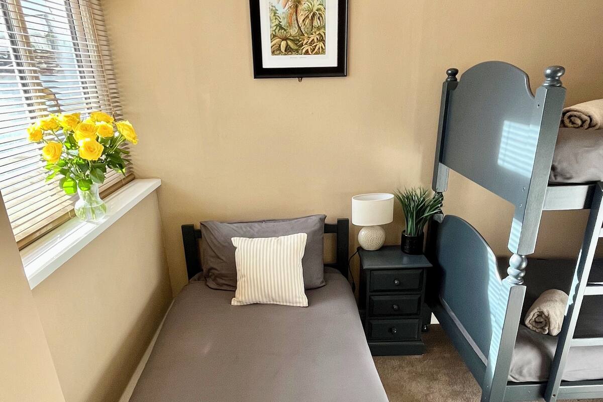 Triple Room | Free WiFi, bed sheets