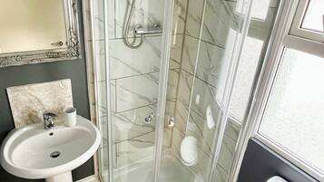 Triple Room | Bathroom | Hair dryer, towels