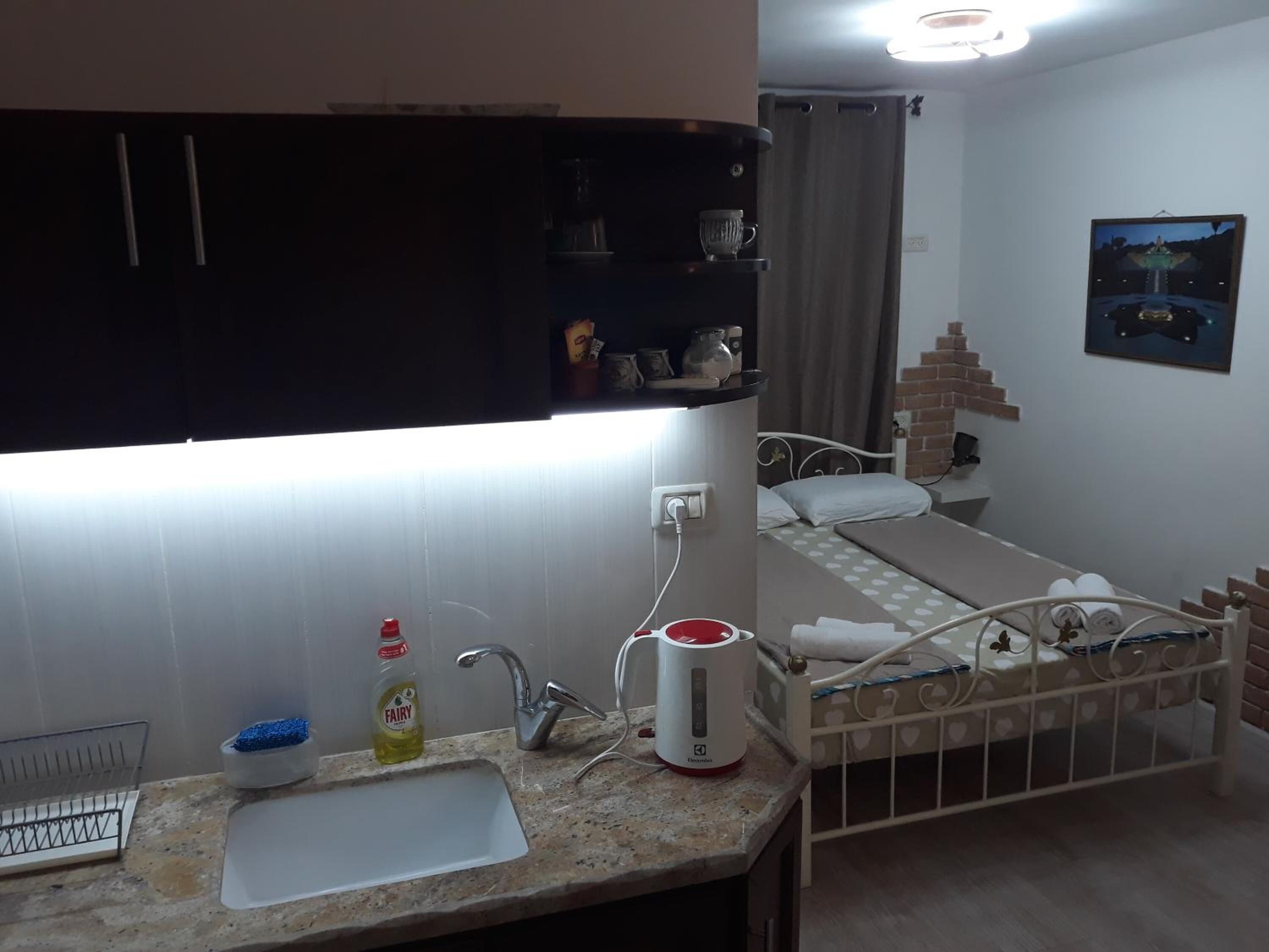 Refrigerador, microondas, cafetera/tetera, tetera/pava eléctrica