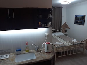 Refrigerador, microondas, cafetera/tetera, tetera/pava eléctrica