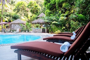 室外游泳池,日光浴躺椅