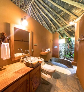 Bungalow | Bathroom | Shower, free toiletries, towels - Luna Lodge (Puerto Jiménez)