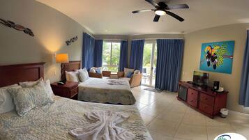 Chambre Deluxe, 2 grands lits | Coffres-forts dans les chambres, rideaux occultants