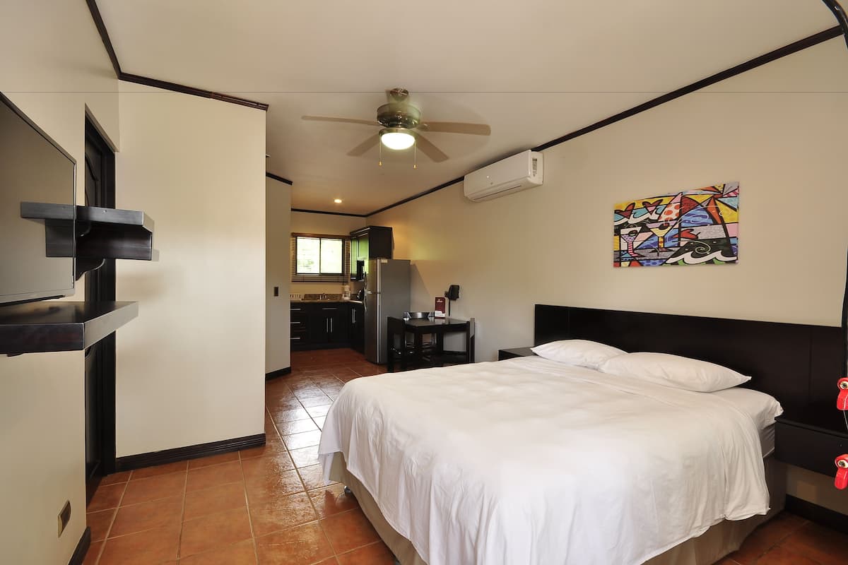 In-room safe, free WiFi, bed sheets