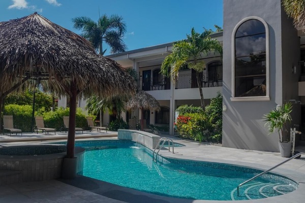 Una piscina al aire libre